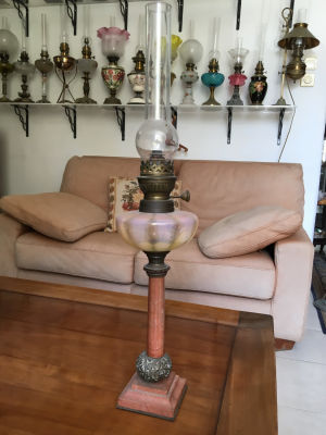 עששית שיש מתכת וזכוכית מעוצב ישנם סדקים בזכוכית גובה כולל אהיל 66ס"מ גודל 10X10 ס"מ
