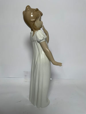 פיגורת פורצלן NAO חתום ספרד דמות נערה בכותונת לילה גובה 30 ס''מ