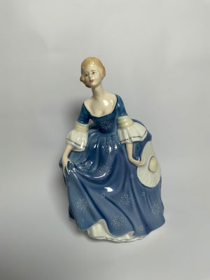 פיגורת פורצלן ROYAL DOLTON חתום אנגליה דמות נערה בשמלה כחולה גובה 18 ס''מ