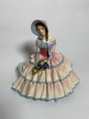 פיגורת פורצלן ROYAL DOLTON DAYDREAMS חתום אנגליה דמות נערה עם פרחים גובה 15.5 ס''מ