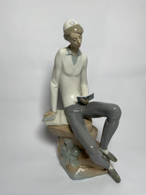 פיגורת פורצלן LLADRO חתום ספרד דמות נער קורא בתורה גובה 29 ס''מ