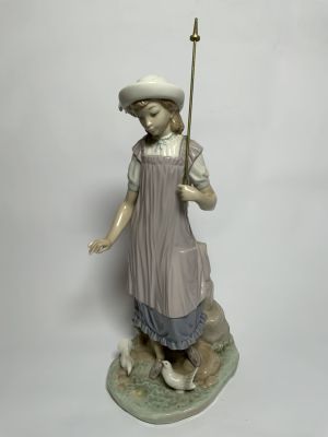 פיגורת פורצלן LLADRO חתום ספרד דמות נערה עם חיות משק גובה עד לכובע שלה 28 ס''מ