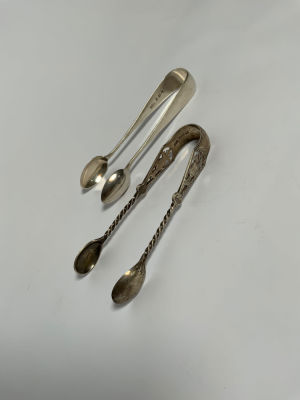 זוג מלקחי כסף עתיק אנגלי ברמינגהם אחד מ1891 והשני 1909 משקל 38 גרם
