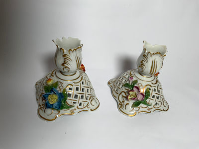 זוג פמוטי פורצלן דרזדן חתום עבודת יד גובה 10 ס''מ