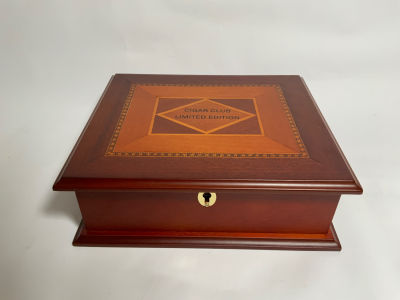 קופסאת סיגרים עץ במצב חדש עם מפתח מד לחות וספוג לחות