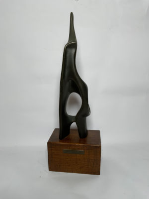 מלכה וגינסקי פסל ברונזה עבודת יד מיוחדת על בסיס עץ חתום בוגרת בצלאל גובה כולל בסיס 35 ס''מ