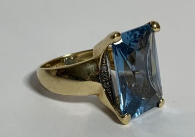טבעת זהב 14K משובץ בלו טופז 18X12.5 מ"מ - משקל 9.5 גרם - מידה 7-