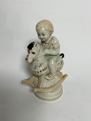 פסלון פורצלן סובייטי קטן ילדה על סוס נדנדה חתום גובה 16 ס''מ