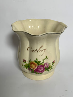 אגרטל פורצלן סובייטי ישן חתום מעוטר הדפסי פרחים גובה 13.5 ס''מ