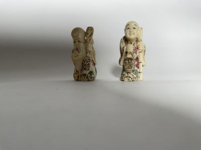 זוג פסלים קטנים גילוף עבודת יד חומר טבעי חתום גובה 5 ס''מ כל אחד