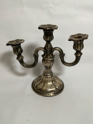 פמוט 3 קנים מוכבד כסף 835 גרמני חתום ישנם פגמים ראו בתמונות משקל ברוטו 683 גרם גובה 23 ס''מ