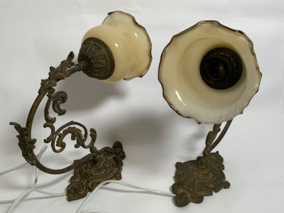 זוג מנורות תלייה ברונזה ואהיל זכוכית מותאם לחשמל ישראל ועובדים ללא מנורות עומק 28 ס''מ גודל 