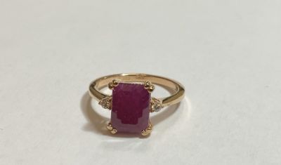 טבעת זהב צהוב 14K משובץ רובי טבעי כ3.1 CT בליטוש אמרלד ועוד 2 יהלומים משקל כולל 3.2 גרם