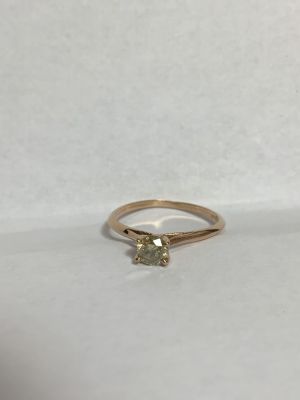 טבעת זהב צהוב 14K משובץ יהלום טבעי כ0.36 CT משקל כולל 1.1 גרם