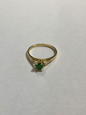 טבעת זהב צהוב 14K משובץ אמרלד טבעי כ0.2 CT משובץ 4 יהלומים בנוסף בגודל של כ0.04 CT משקל כולל 1.6 גרם