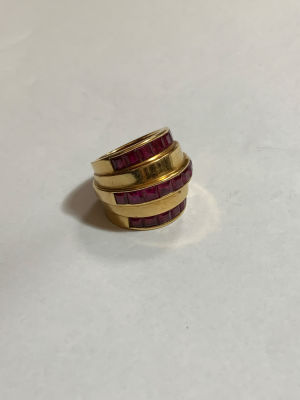 טבעת זהב 18K צורפות יפה משובץ 20 רובינים בליטוש פרינסס מידת כל אבן 3X3 מ''מ לא חתום אך הזהב 