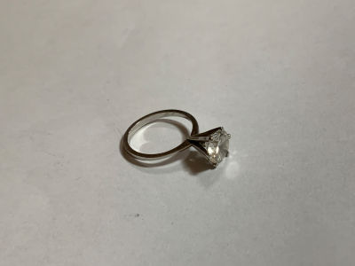 טבעת זהב לבן 14 K משובץ זירקון גדול משקל 3.6 גרם מידה 6 US מידה אירופאית 12.52