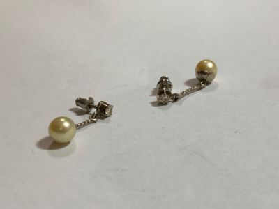 זוג עגילי זהב 14K משובץ יהלום בכל עגיל בגודל 0.10 CT כל אחד ועוד פנינה בגודל 7 מ''מ משקל 2.7 