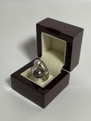 טבעת זהב לבן גדולה מרשימה 18k משובץ פנינים בדוגמא va &amp; vienes מוברגות פנינה שחורה הים 