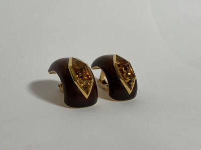 זוג עגילי עץ וזהב 18k משובץ אבני ציטרין בליטוש שונה עץ מסוג bois damourette זהה לסוג העץ בשימוש 