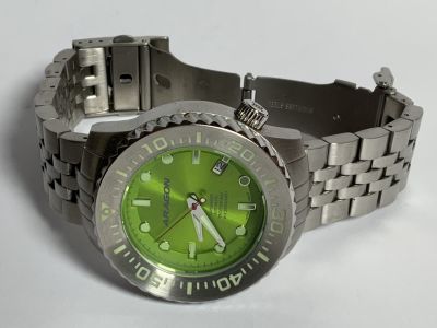 שעון יד ARAGON DIVEMASTER מנגנון יפני 24 רובינים לוח ירוק ליים אוטומטי תאריכון ויום רצועת מתכת 