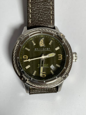 שעון יד SPINNAKER אוטומטי רצועת עור חומה מנגנון יפני עם תאריכון לוח ירוק זית ובזל צמה קוטר: 46 מ"מ