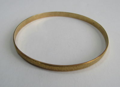 צמיד חישוק זהב 14 קרט חתום - קוטר 6.5 ס"מ - רוחב 4.5 מ"מ עם עבודת חריטות