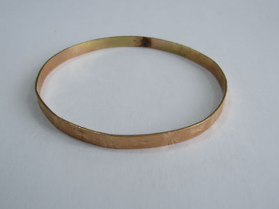 צמיד חישוק זהב 14 קרט - לא חתום-נבדק - קוטר 7 ס"מ - רוחב 4.8 מ"מ עם עבודת חריטות