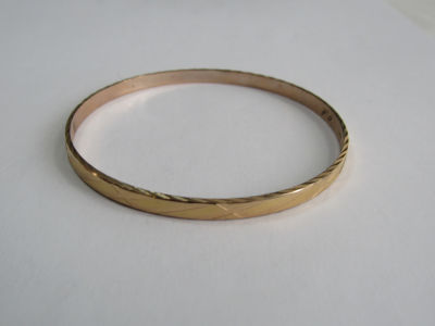 צמיד חישוק זהב 14 קרט - חתום- קוטר 6.8 ס"מ - רוחב 4.2 מ"מ עם עבודת חריטות