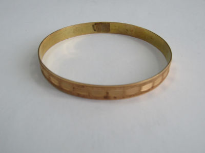 צמיד חישוק זהב 14 קרט - חתום- קוטר 6.5 ס"מ - רוחב 7.4 מ"מ עם עבודת חריטות