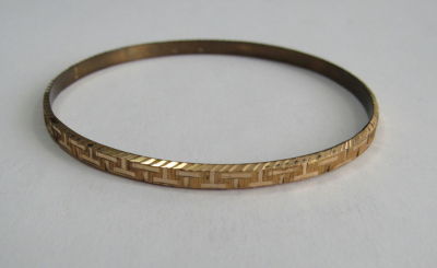 צמיד חישוק זהב 14 קרט - חתום- קוטר 7 ס"מ - רוחב 4.2 מ"מ עם עבודת חריטות