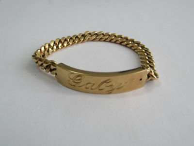 צמיד זהב 18מ קרט חתום - חוליות 5.5 מ"מ רוחב ופלטה מרכזית 1X4 ס"מ חרוטה " GABY" אורך 