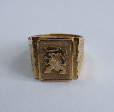 טבעת לגבר זהב 14 קרט חתומה מעוטר תבליט דמות אריה ועבודת חריטות - ראש הטבעת 1.8X1.6 ס"מ - מידה 