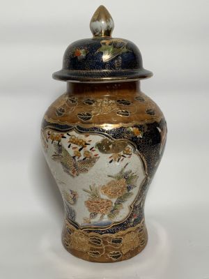 אגרטל פורצלן סיני צבוע ביד גובה 32 ס"מ חתום עם מכסה