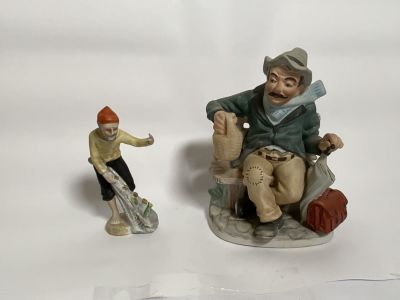 לוט 2 פסלי קרמיקה רומניה - דמות יושב על ספסל גובה 19 ס"מ - דמות דייג ציפ קטן וחסרות אצבעות גובה 