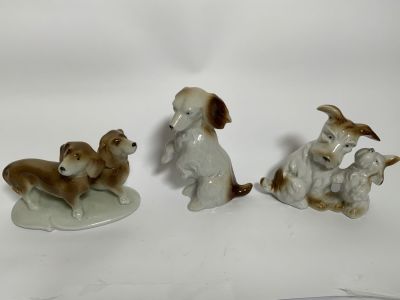 לוט 3 פיסלוני פורצלן כלבים גובה- 8-9.5-11.5 ס"מ אחד חתום וממוספר