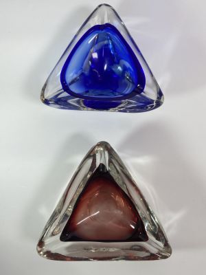 זוג מאפרות קריסטל מוראנו - מעט שריטות קטנות - גובה 6- צלע 16 ס"מ