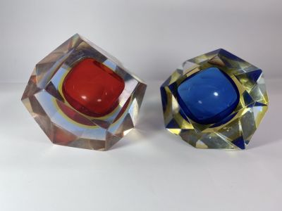 זוג מאפרות קריסטל מוראנו - מעט שריטות וסדקים קטנים ראו בתמונות- גובה 8- 6 ס"מ