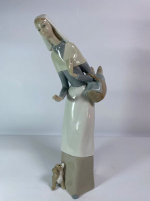 פיגורת פורצלן LLADRO חתום ספרד דמות נערה עם סלסלה גובה 27 ס''מ