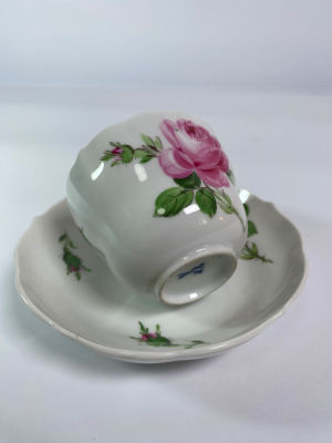 ספל וצלוחית מייסן חתום פורצלן קוטר הצלוחית 11 ס''מ גובה הספל 5 ס''מ