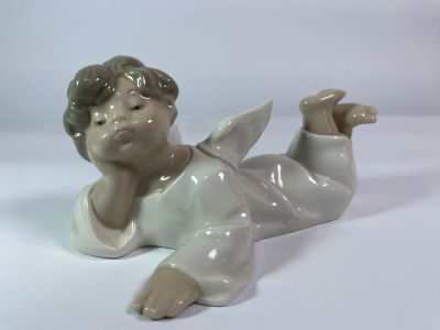 פיגורת פורצלן LLADRO חתום ספרד דמות מלאך שוכב גובה 7 ס''מ רוחב 13 ס''מ עומק 9 ס''מ