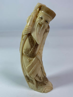 פיגורת אוקימונו יפני גילוף עבודת יד דמות זקן עם מקל חתום גובה 11 ס''מ