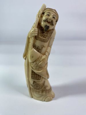 פיגורת אוקימונו יפני גילוף עבודת יד דמות זקן עם דג חתום גובה 11 ס''מ