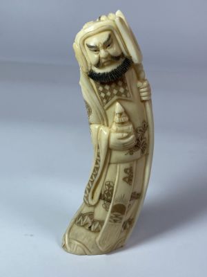 פיגורת אוקימונו יפני גילוף עבודת יד דמות זקן עם מקדש בידו חתום גובה 11 ס''מ