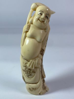 פיגורת אוקימונו יפני גילוף עבודת יד דמות זקן עם מרחיק זבובים חתום גובה 11 ס''מ