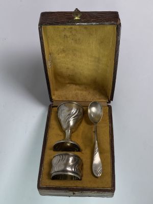 סט כסף 800 גרמני חתום גביע קטן גובה 7 ס''מ חובק מפית 3X3.5X4 ס''מ וכפית באורך 12 ס''מ משקל כולל 