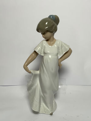 פיגורת פורצלן NAO חתום ספרד דמות נערה בכותונת לילה גובה 22 ס''מ