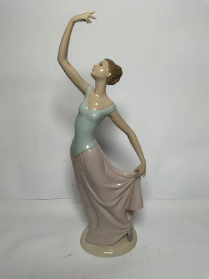 פיגורת פורצלן NAO חתום ספרד דמות נערה רקדנית גובה 34 ס''מ