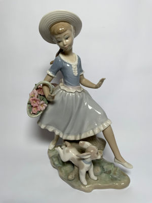 פיגורת פורצלן LLADRO חתום ספרד דמות נערת פרחים גובה 26 ס''מ חסר פרח בסלסלה ראו בתמונות