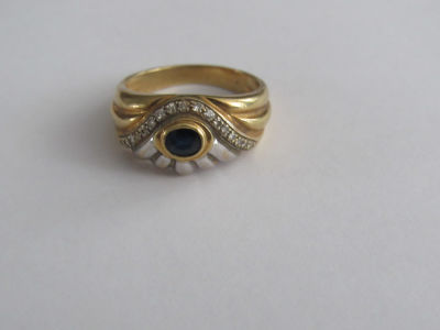 טבעת זהב 18K זהב לבן וצהוב משובצת אבן כחולה ואבנים לבנות משקל 6.5 גרם מידה 59\8 לא חתום נבדק זהב